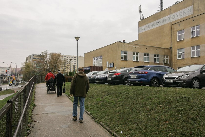 Zamurowali schody do przychodni na gdańskiej Morenie