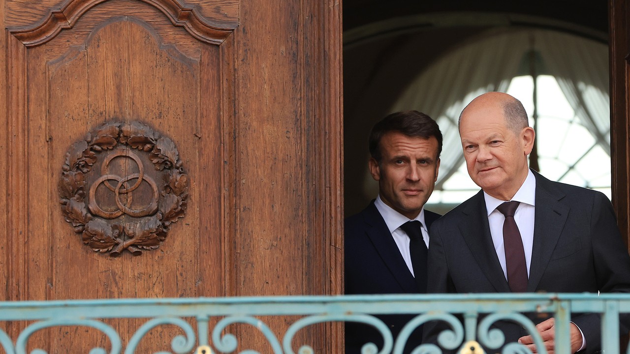 Uścisk dłoni, uśmiechy, a później się zaczęło. Emmanuel Macron i Olaf Scholz nie mogą się dogadać. "Dramatyczny dylemat"