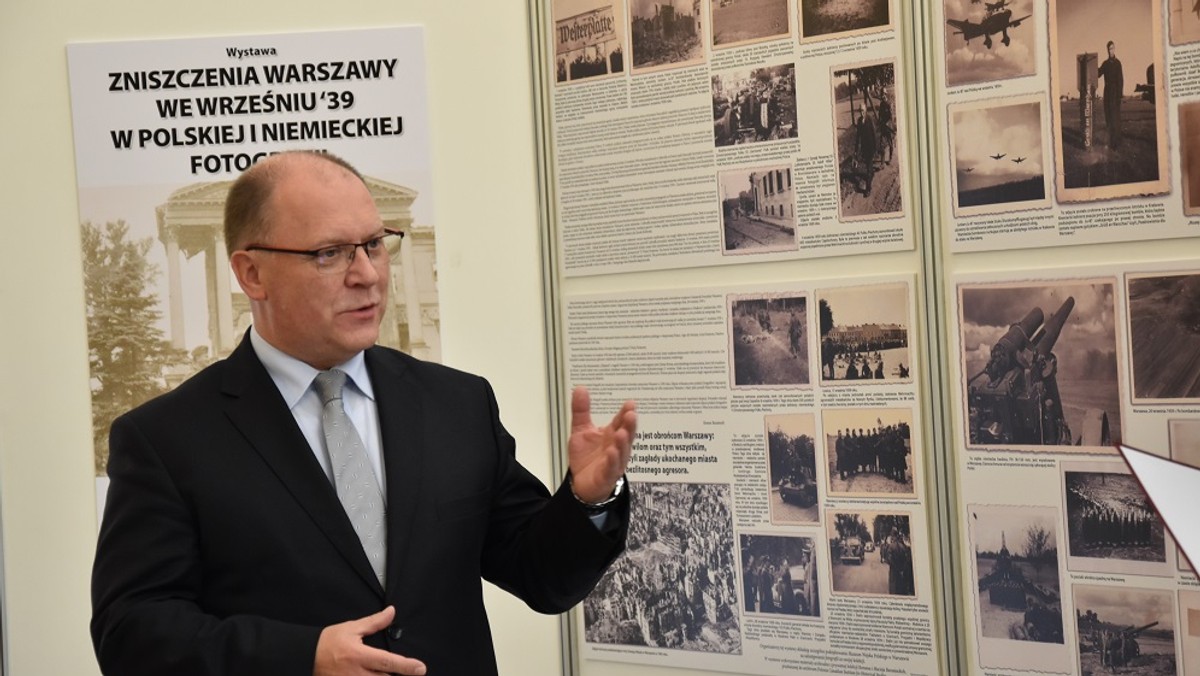 Na wystawie przedstawiającej ponad 130 archiwalnych fotografii będzie można zobaczyć zniszczenia, jakich doznała stolica podczas II Wojny Światowej. Ekspozycja w Mazowieckim Urzędzie Wojewódzkim prezentująca prace fotografów polskich i niemieckich potrwa do końca października.