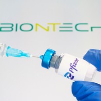 Pfizer: lehet, módosítani kell a vakcinát a koronavírus új, omikron nevű variánsa miatt