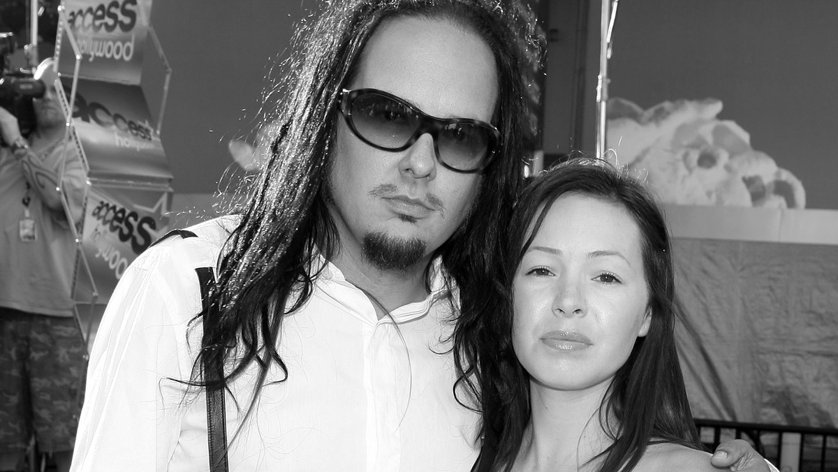 Deven Davis, żona Jonathana Davisa, wokalisty zespołu Korn, zmarła w wieku 39 lat. Choć oficjalna przyczyna śmierci nie została jeszcze podana, wiadomo, że Davis od lat walczyła z uzależnieniem od narkotyków.