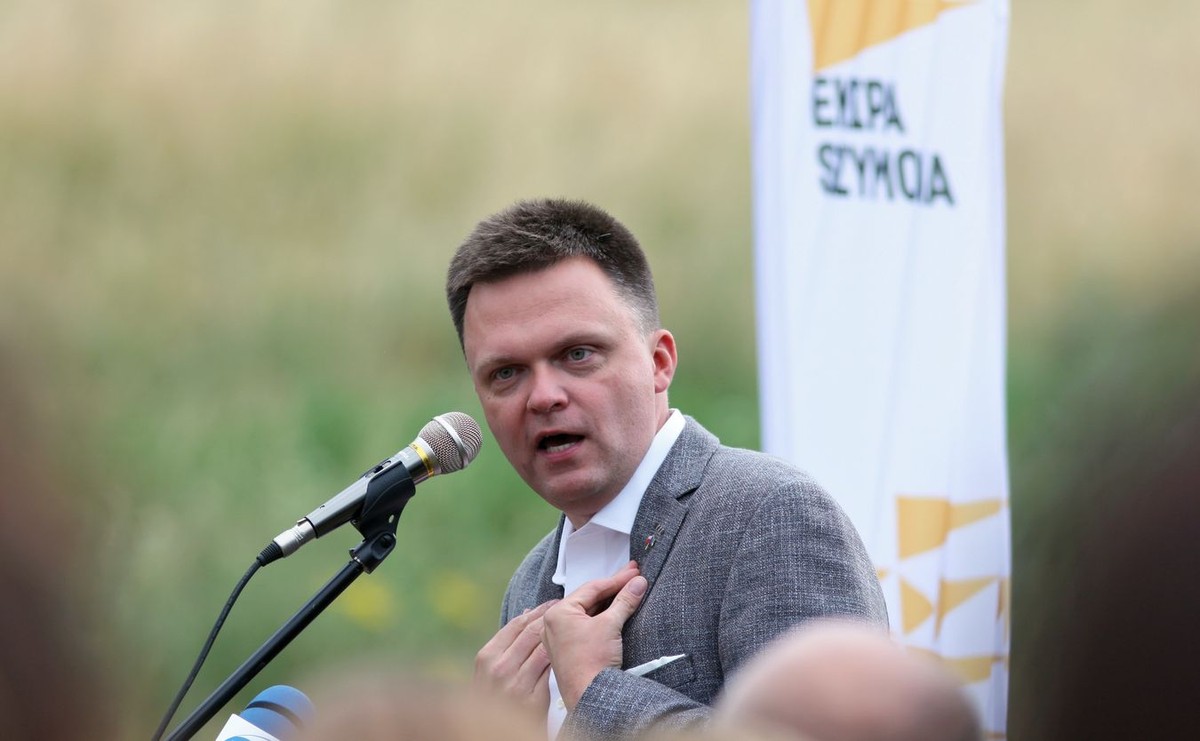 Gorzów Wielkopolski, 08.07.2020. Dziennikarz, założyciel i lider ruchu Polska 2050 Szymon Hołownia (C) podczas spotkania z mieszkańcami Gorzowa Wielkopolskiego w ramach cyklu "Porozmawiaj z Szymonem", 8 bm. (sko) PAP/Lech Muszyński