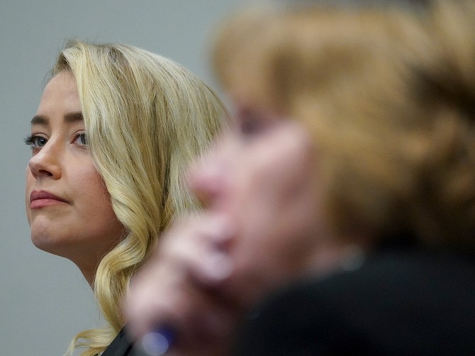 Amber Herd i njena advokatica Elejn Bredehoft foto: KEVIN LAMARQUE, AFP