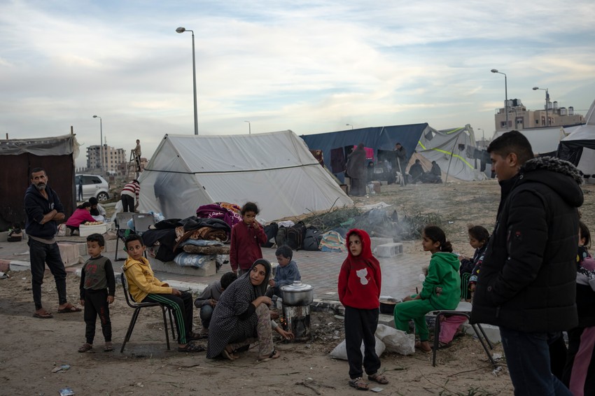Raseljeni Palestinci u kampu u oblasti Muvasi u Gazi 7. decembra