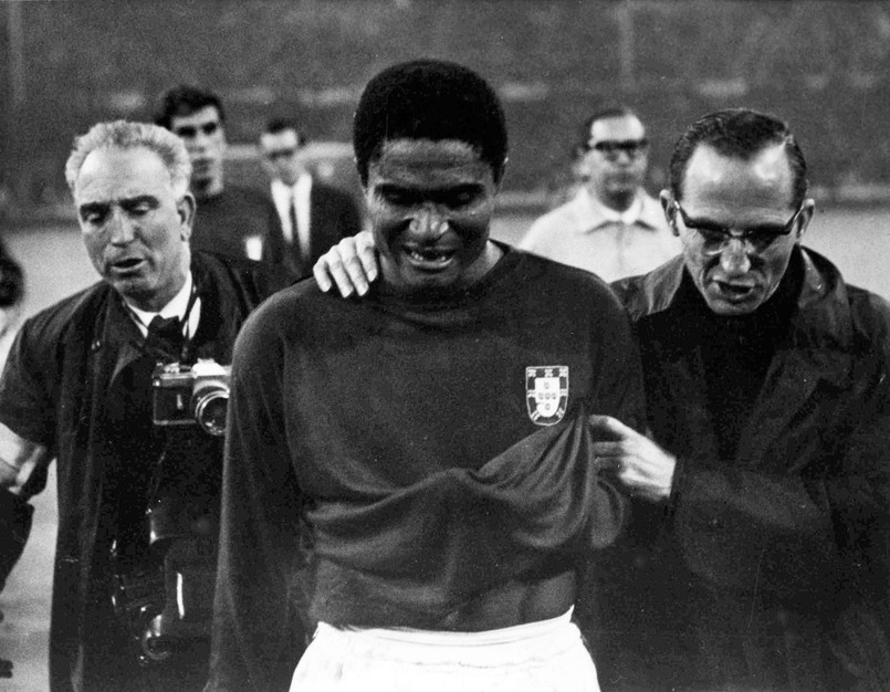 2lipca 1966 roku. Eusebio schodzi z boiska, płacząc po przegranym meczu Portugalia-Anglia w półfinale Mistrzostw Świata. Spotkanie skończyło się wynikiem 2:1