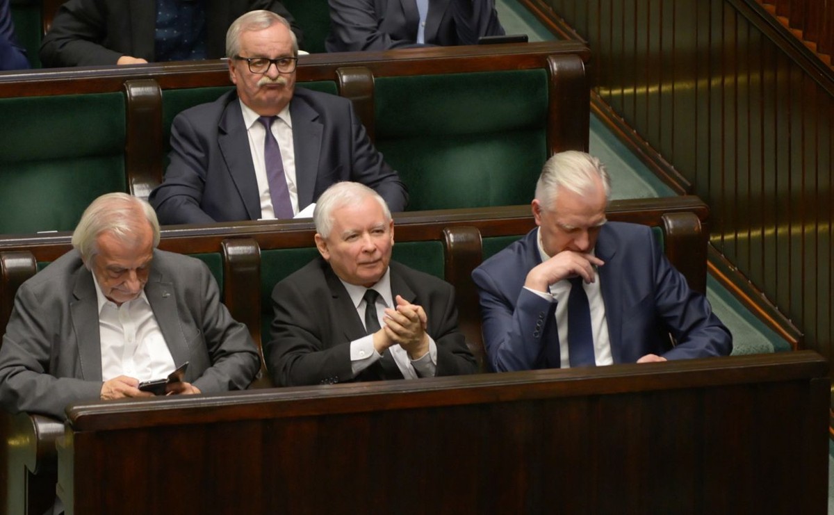 "Chcę powiedzieć wyraźnie, że kierownictwo partii ani Jarosław Kaczyński nic o takim zatrudnieniu nie wiedział i z całą pewnością będziemy sprawę wyjaśniać" - dodała Mazurek.