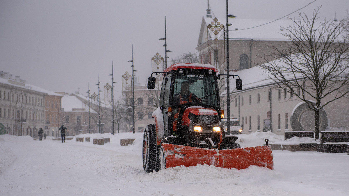 Śnieżyca sparaliżowała polskie drogi. "Akcja weszła w tryb kryzysowy" [NAGRANIA]