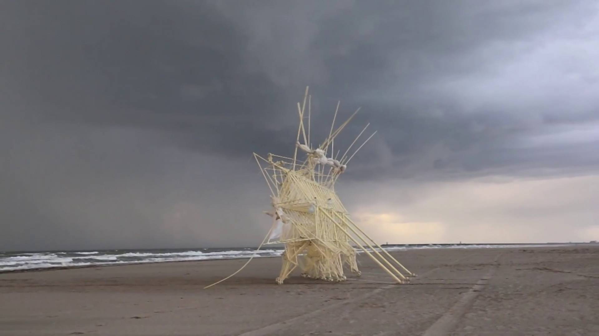 Iszonyú creepy, önállóan mozgó szobrok a tengerparton – videókkal