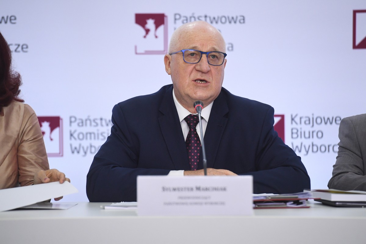 Przewodniczący PKW Sylwester Marciniak na konferencji prasowej Państwowej Komisji Wyborczej w Warszawie