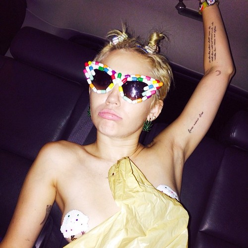Miley Cyrus topless na parkiecie