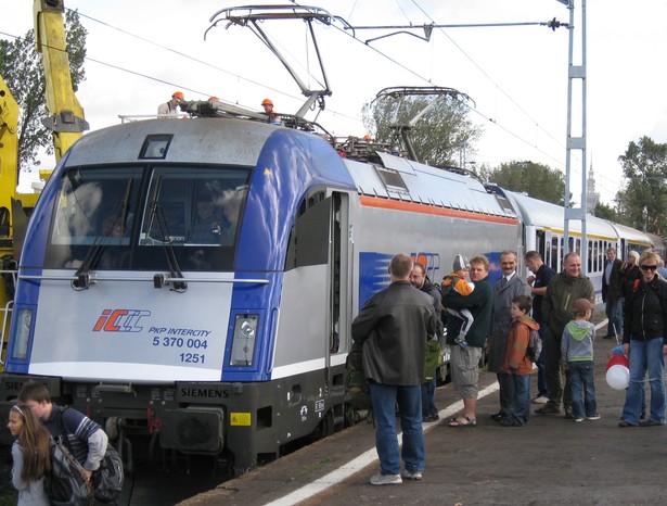 Jeśli tylko przewoźnicy po 2014 r. wypuszczą na tory tabor mogący osiągać 160 km/h, przejazd pociągów pospiesznych z Katowic do Krakowa będzie mógł zostać skrócony z obecnych 102 minut do 63 minut, a osobowych - ze 116 minut do 87 minut. Na zdjęciu lokomotywa Siemens spółki PKP Intercity, zdj. Stowarzyszenie Miłośników Komunikacji Szynowej