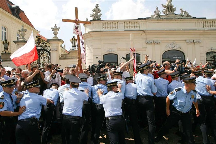 Straż miejska donosi na obrońców krzyża