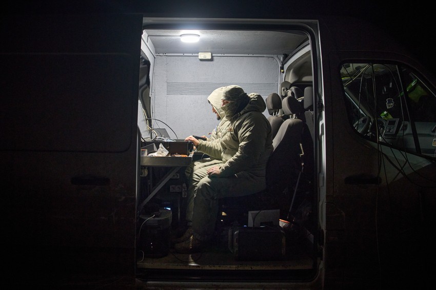 Ukrajinska vojska upravlja dronom za presretanje tokom ruskog vazdušnog napada na nepoznatoj lokaciji u Ukrajini 13. decembra 2025.