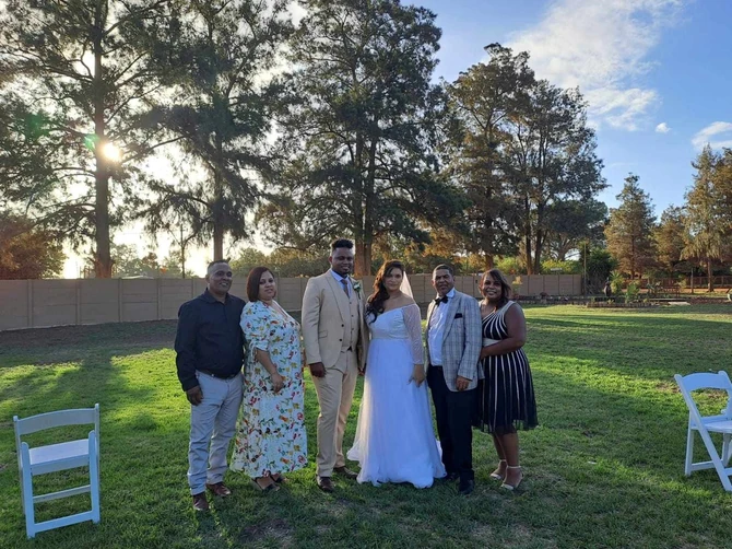 Miše na svom venčanju sa svojim biološkim roditeljima i suprugovim roditeljima