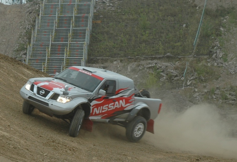 Nissany rozjeżdżały Stadion X-lecia