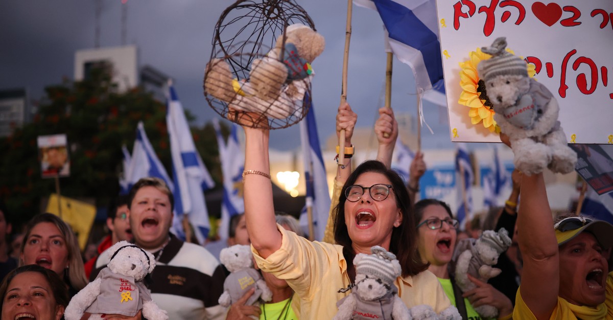 Hostages free in the mediate  East. Italian PM: it's a historical  day, Trump's plan goes into effect