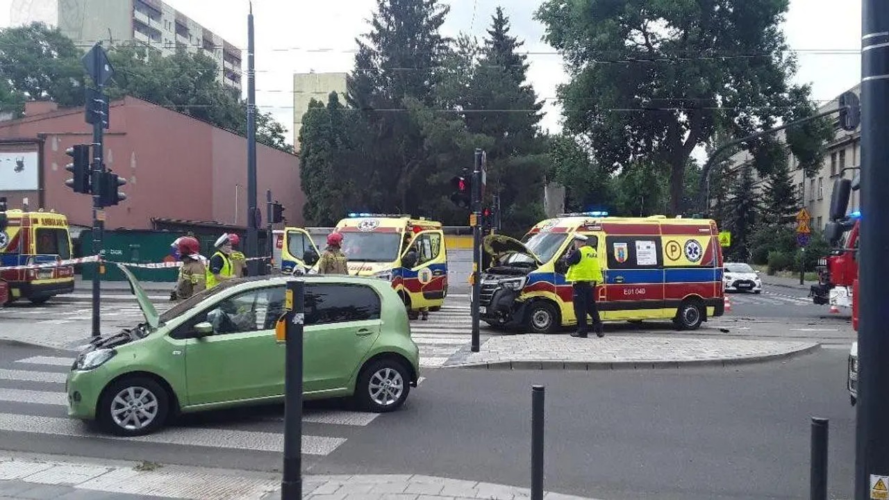 Wypadek w Łodzi. Karetka na sygnałach zderzyła się z samochodem osobowym