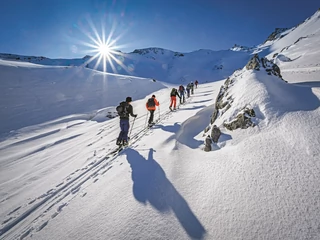Skitourowa wyprawa, polegająca na podchodzeniu na nartach pod szczyt, a potem zjazd z niego nową,dziewiczą trasą, to modna dzisiaj w Polsce i w wielu krajach formuła zimowego narciarstwa 