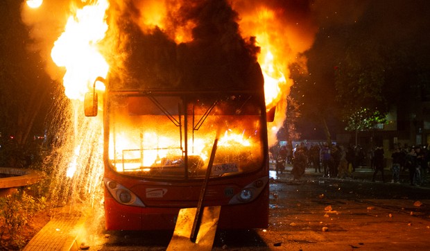 Autobus, vatra, ilustracija