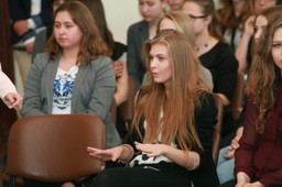 Licealistka nazwała premiera "zdrajcą". Kwiatów od Tuska nie przyjęła