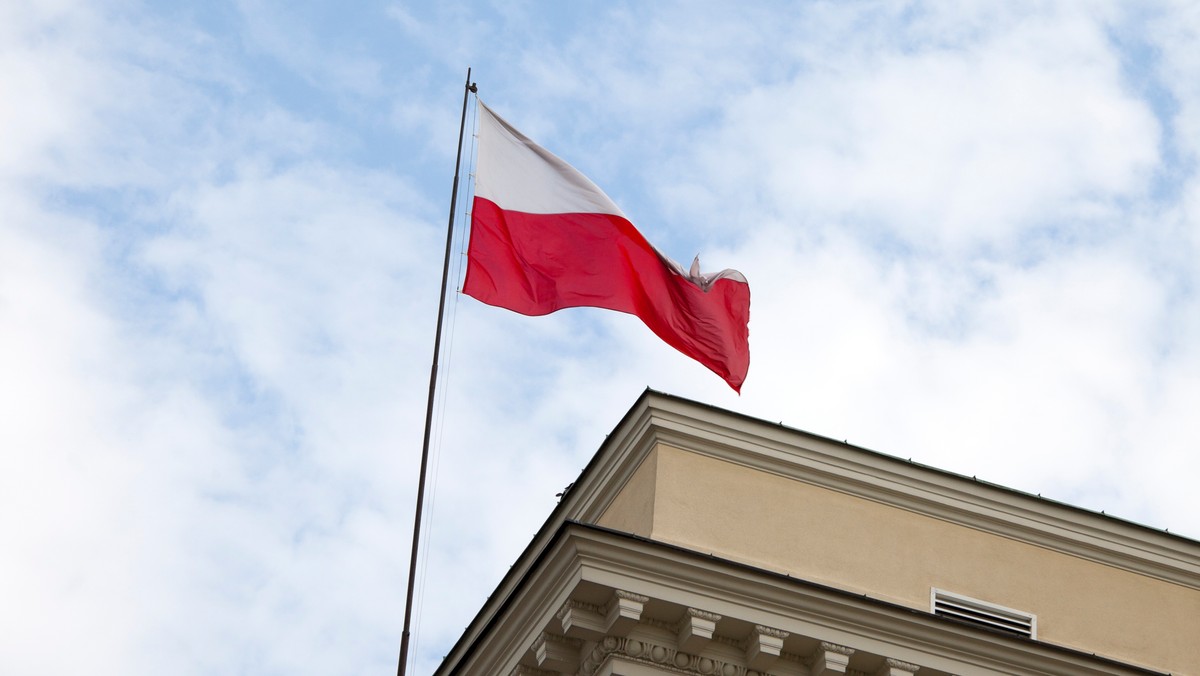 Wojsko zbiera wrażliwe informacje na temat polskich obywateli obcego pochodzenia. Wojewódzkie Sztaby Wojskowe wysłały pisma w tej sprawie już do kilkudziesięciu starostów z zachodniej i południowo-zachodniej Polski - informuje RMF FM. Zdaniem Tomasza Siemoniaka, wydanie takiego polecenia to skandal, a domaganie się takich informacji to dyskryminacja.