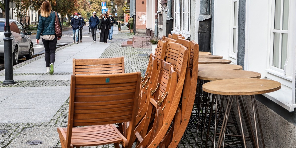 Gdy w piątek premier informował o nowych obostrzeniach, przekazał, że te dotyczące gastronomii wprowadzane są "na razie na okres dwóch tygodni, z możliwością przedłużenia". Jego dzisiejsza wypowiedź oznacza więc, że lockdown w gastronomii zostanie prawdopodobnie wydłużony.