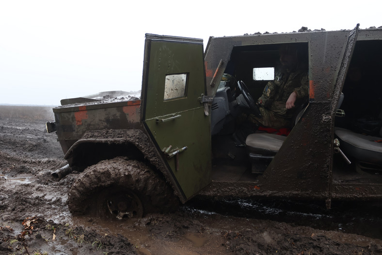 Roztopy i mnóstwo błota utrudniają walki, zwłaszcza w obwodzie donieckim w rejonie Bachmutu.