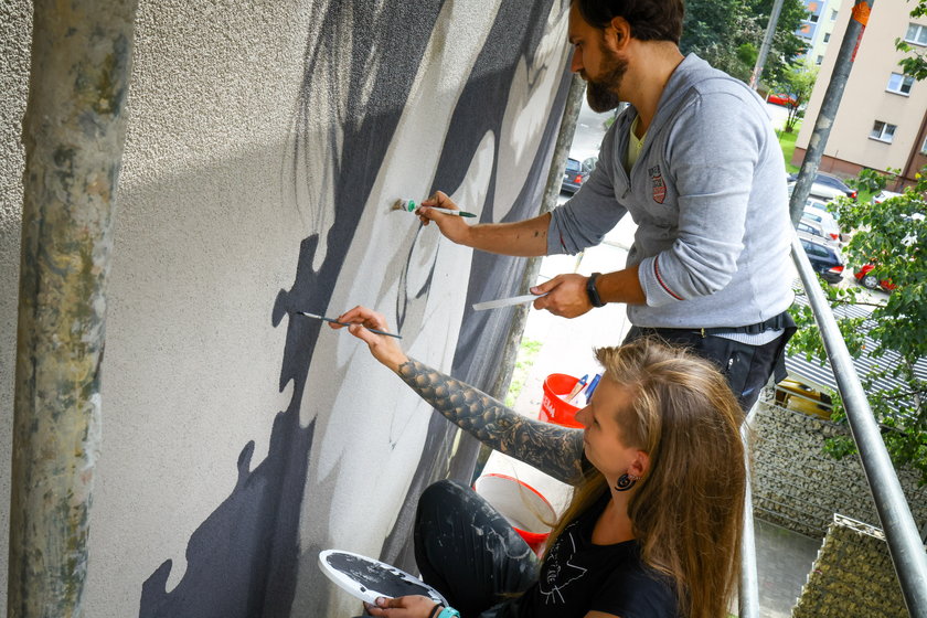 Duet Czary-Mury tworzy mural z podobizną Ryszarda Riedla w Tychach