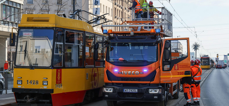 Kolejne utrudnienia w kursowaniu komunikacji miejskiej w Warszawie. Tramwaj potrącił kobietę