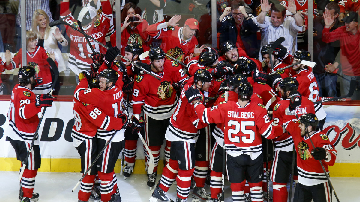 Chicago Blackhawks otworzyli nowy sezon we własnej hali prezentując kibicom raz jeszcze zdobyty w poprzednich rozgrywkach Puchar Stanleya. Start nowego sezonu nie był jednak udany, wizytujący ich New York Rangers wygrali 3:2.