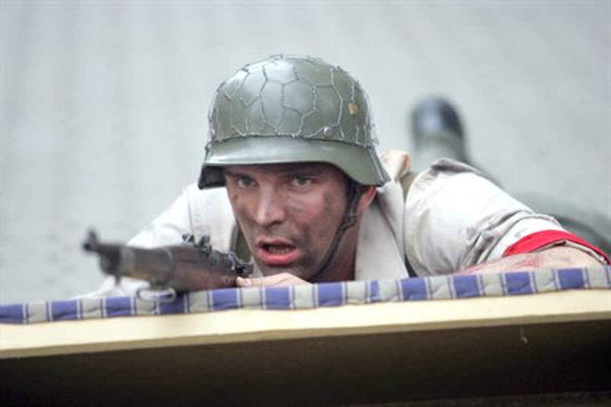 WARSZAWA 04.08.2007OBCHODY 63 ROCZNICY  WYBUCHU POWSTANIA WARSZAWSKIEGOREKONSTRUKCJA WALK POWSTANCZYCH NA CZERNIAKOWIEPOWSTANIE WARSZAWSKIE AK PARASOL ZOSKA BERLINGOWCY  POWSTANCY KONSPIRACJA HISTORIA PATRYJOTYZM MUNDUR BRON WP NIEMCY KOSCIUSZKOWCY PAMIEC SS WOJNANZ REKONSTRUKCJA WALK NA CZERNIAKOWIEFOT GRZEGORZ JAKUBOWSKI