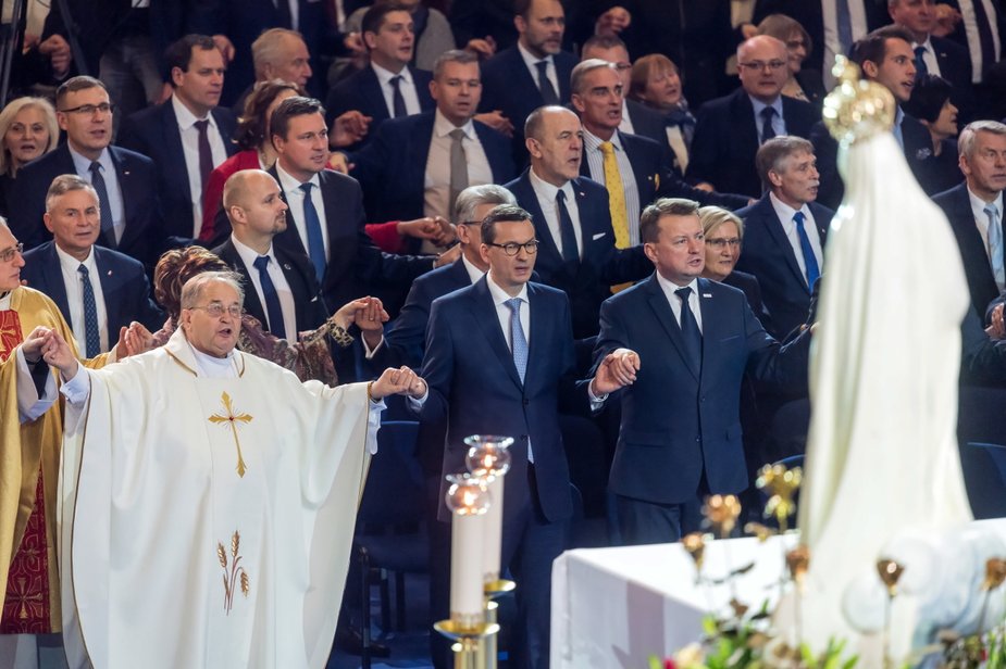 Toruń, 1 grudnia 2018 r. O. Tadeusz Rydzyk i politycy PiS podczas mszy świętej z okazji 27. rocznicy powstania Radia Maryja. Kaczyński zawarł z antyzachodnim Rydzykiem pragmatyczny sojusz, choć jeszcze w latach 90. zarzucał mu powiązania z Rosją. 