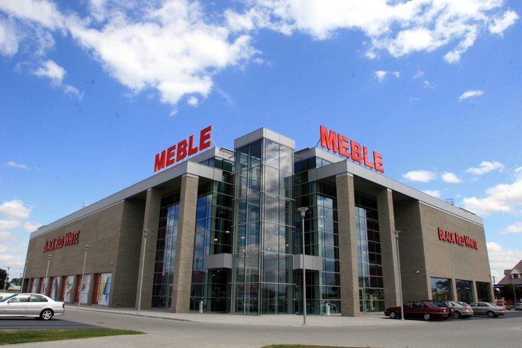 <b>10. Tadeusz Chmiel</b>
<br>
<br>
Żadna agencja fotograficzna nie ma jego zdjęcia Tadeusza Chmiela. Jak wygląda nie wie zresztą większość pracowników należącej do niego firmy Black Red White, największego producenta mebli w Polsce.
 <br>
Chmiel zaczynał w połowie lat 80. od zbijania mebli w przydomowym warsztacie. W 1991 roku założył na bazie byłego POM-u, który funkcjonował przez okres prawie 30 lat, firmę Black Red White.
<br>
Dzisiaj jego majątek magazyn 'Wprost' szacuje na 2,2 mld zł.