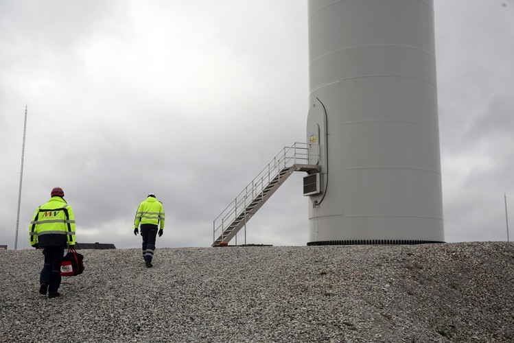W branży turbin wiatrowych rozmiar ma znaczenie. Im urządzenia te są większe, tym bardziej wzrasta ich efektywność. W ubiegłym roku liczba instalacji turbin wiatrowych wzrosła o 23 proc. Ze wszystkich elektrowni wiatrowych otrzymuje się dziś 63,5 GW mocy. To tyle, ile uzyskuje się z pracy 63 reaktorów atomowych.