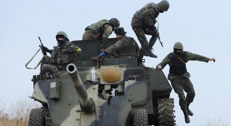 Ukrainian soldiers with an artillery field gun near the eastern city of Mariupol in 2014