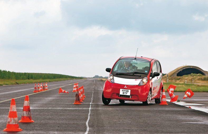 Samochody pod napięciem - Mitsubishi i-Miev oraz Nissan Leaf