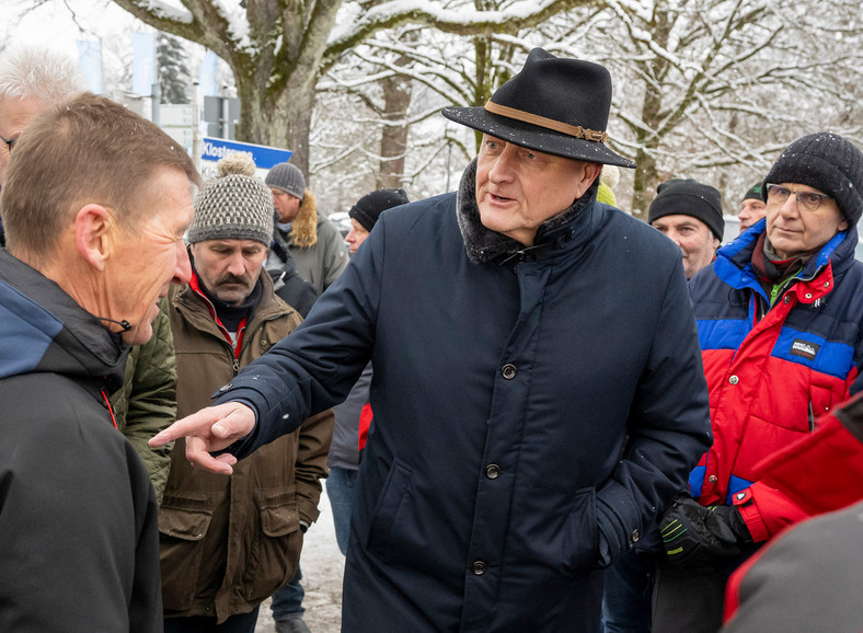 Przewodniczący Niemieckiego Związku Rolników, Joachim Rukwied, uczestniczy w demonstracji, Seeon, Niemcy, 8 stycznia 2024 r.