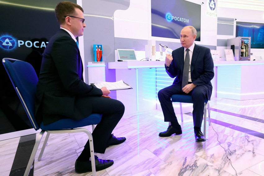 Ruski predsednik daje intervju novinaru Pavelu Zarubinu u Moskvi 14. februara