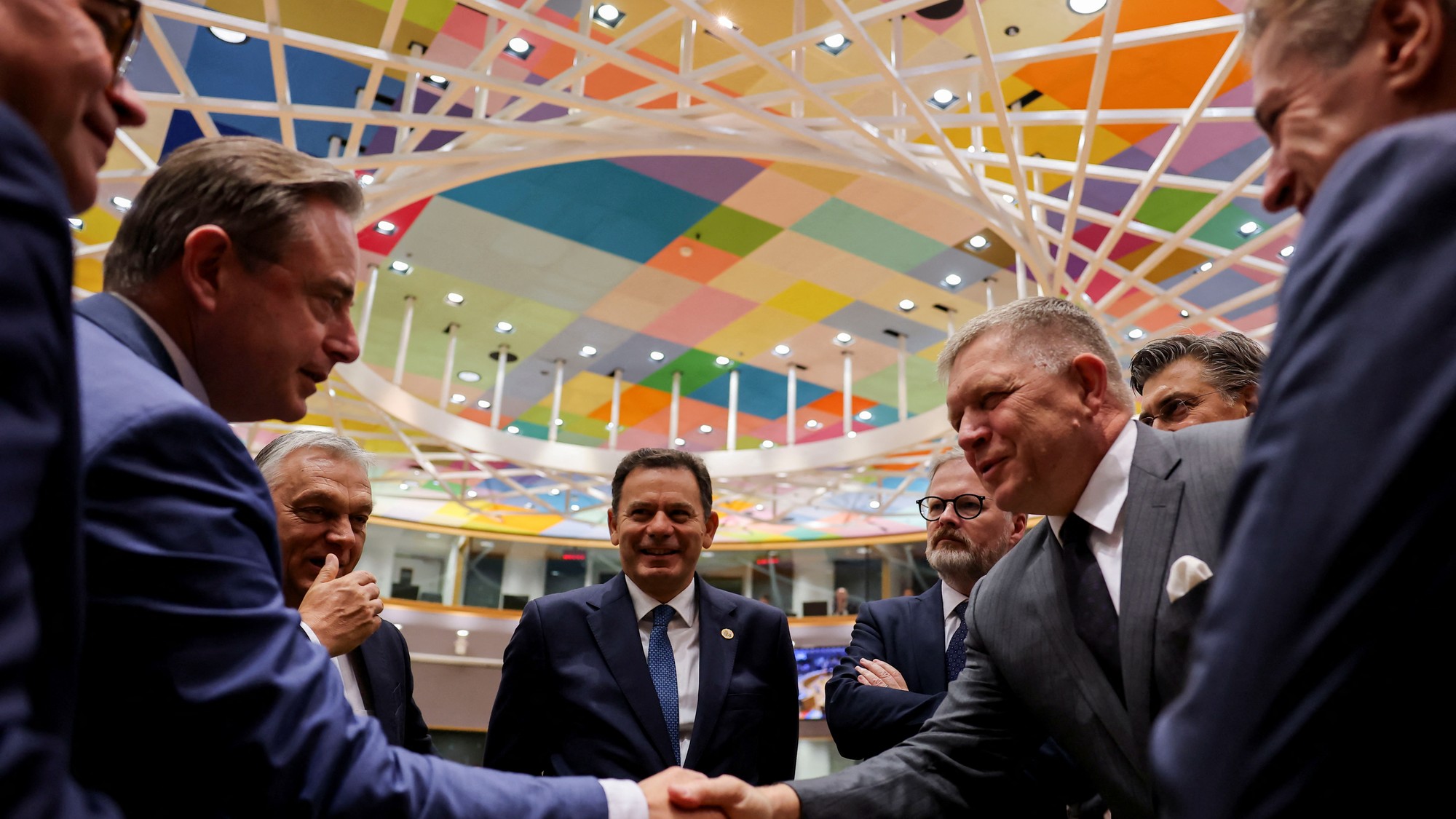 Belgický premiér Bart De Wever si podáva ruku so slovenským premiérom Robertom Ficom.