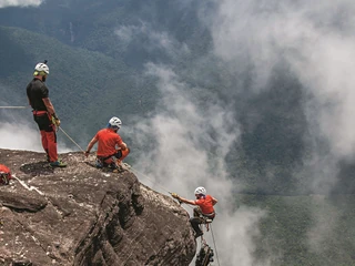 Mierzący 979 m Salto Angel w Wenezueli był pierwszym wodospadem, z którego zjechał zespół Dariusza Pachuta.