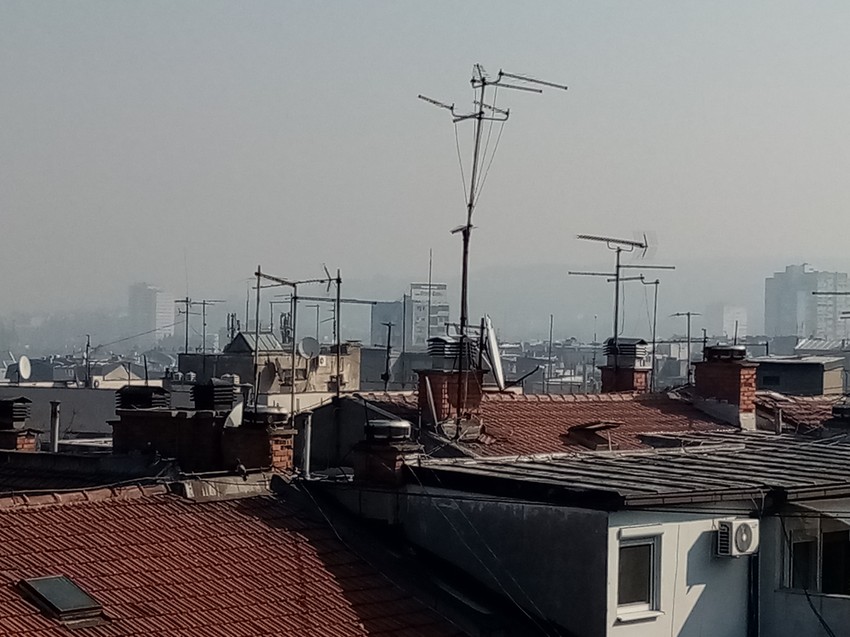 Vide se samo krovovi u blizini, ostatak grada je kao u izmaglici: Ogromno zagađenje i danas u Beogradu