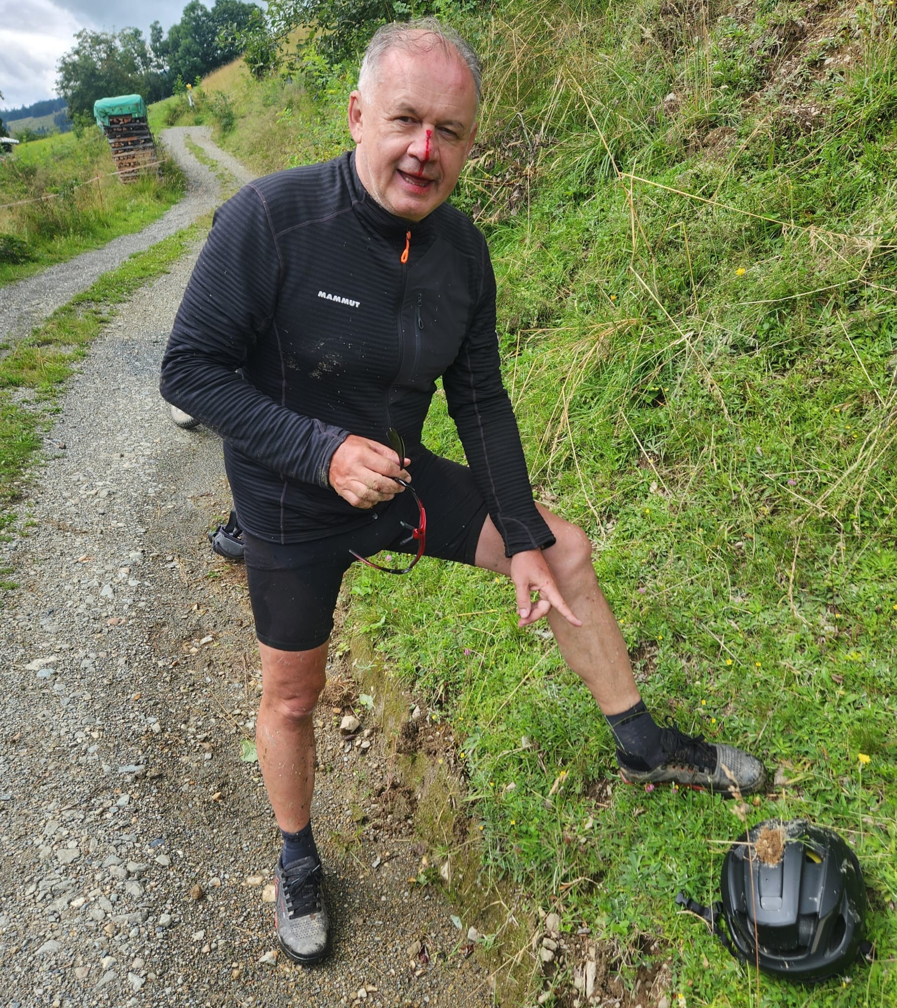 Kiska nešťastne spadol na bicykli.