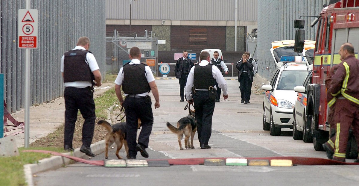 Policjanci w ośrodku deportacyjnym Harmondsworth
