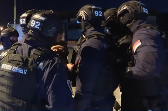 U KUĆI PRONAĐENI NARKOTICI I 200 KOMADA MUNICIJE! Proveli smo noć u automobilu sa Interventnom jedinicom 92, EVO ŠTA SMO SVE VIDELI (VIDEO)