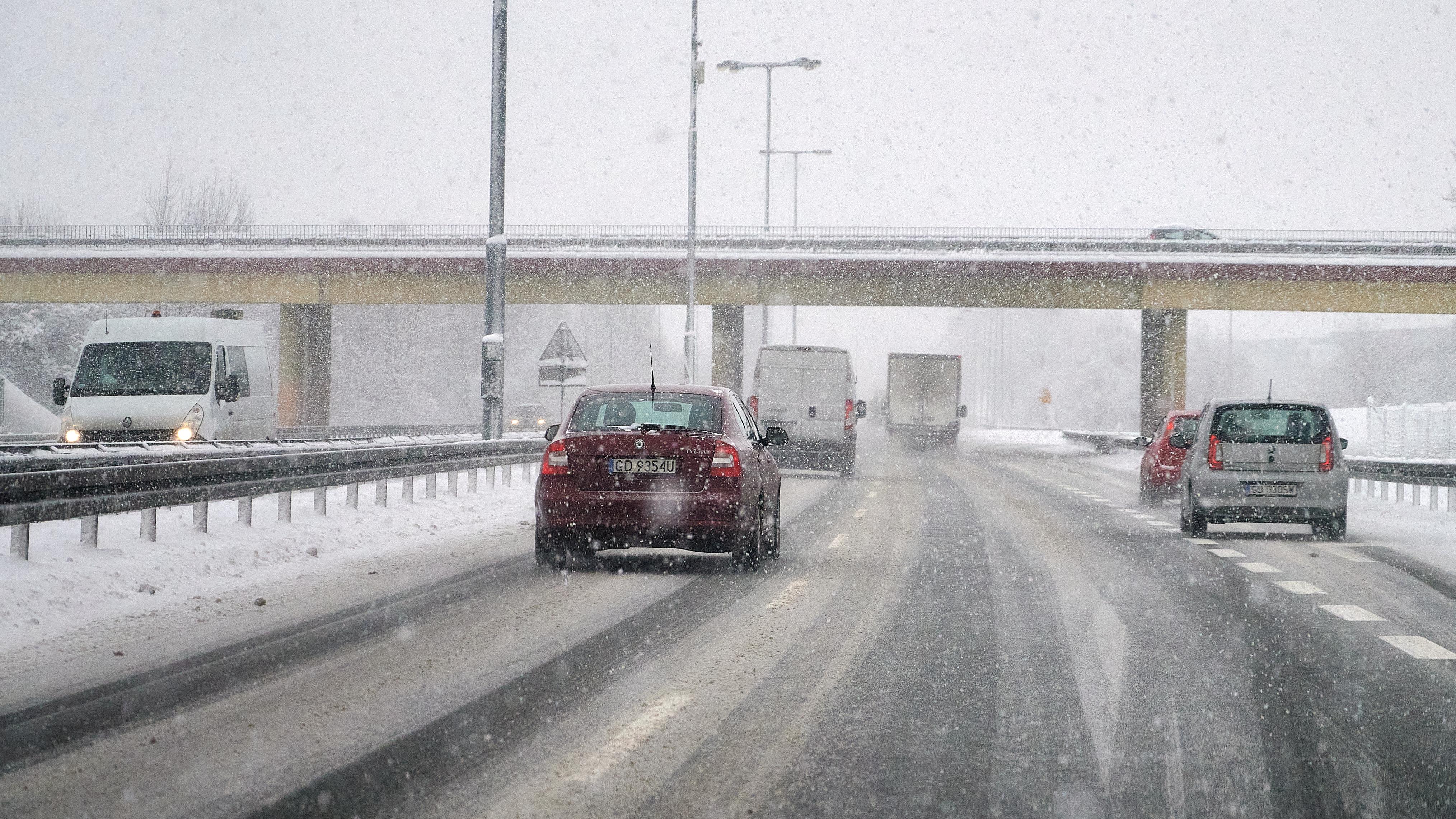 Zima zaskoczyła kierowców. Zmienili opony na letnie, pada śnieg. Co robić?
