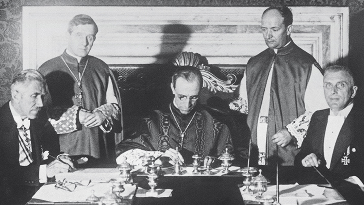 Pontyfikat papieża Piusa XII przypadł na najtrudniejsze czasy – II wojny światowej. Wielu historyków zarzucało Piusowi sympatyzowanie z Hitlerem, współudział w Holokauście czy – w najlepszym wypadku – niezwykłą wręcz powściągliwość w wyrażaniu opinii o poczynaniach nazistów. Niewielu jednak wie, że w ten sposób Pius XII ukrywał swoją główną działalność – przygotowywanie zamachu na Hitlera.