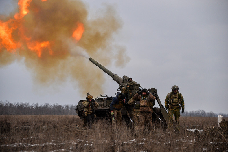Ukraińskie zespoły artyleryjskie ostrzeliwujące rosyjskie pozycje w Bachmucie