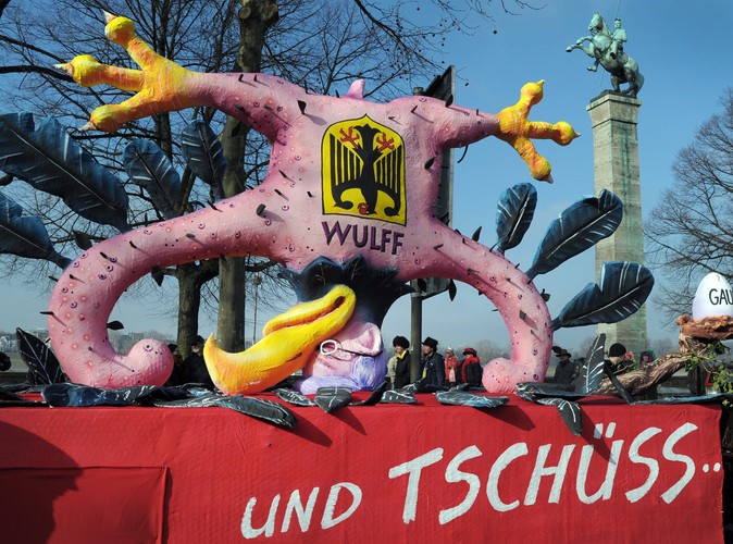 Prezydent Niemiec Christian Wulff jako upadły niemiecki orzeł na paradzie w Dusseldorfie