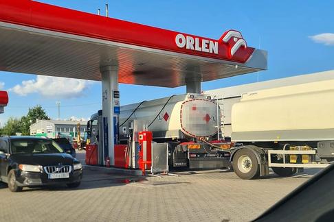 Orlen wywozi paliwo ze stacji w Jeleniej Górze, 1 września 2023 r.