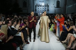 Nowa fryzura Racewicz, goły brzuch Markowskiej. One zamiast meczu wybrały pokaz mody [FOTO]